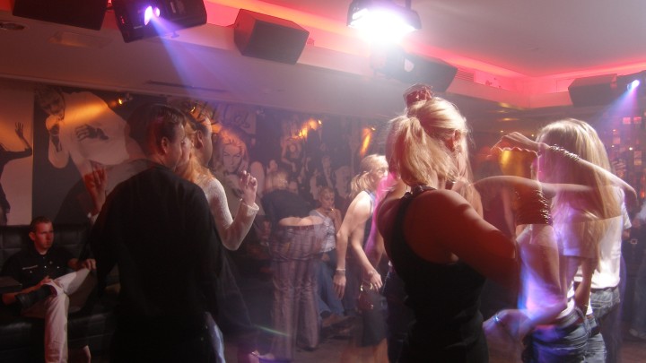 Single steps necessary in a nightclub environment?