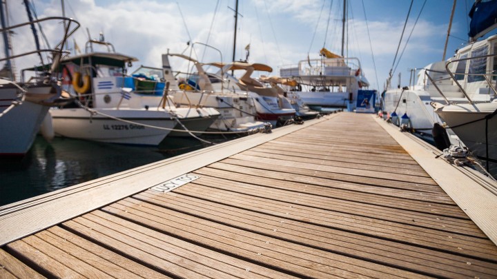 Unusual clause fails in abandoned ship case